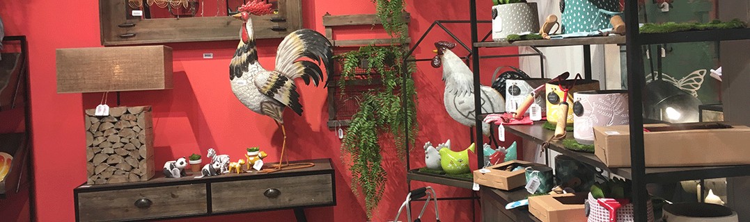 Espace décoration : coqs, meubles et objets