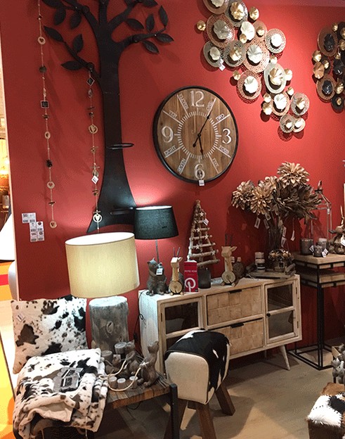 Espace décoration : horloge murale, luminaires, buffet en bois et assises