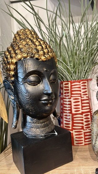 Buste décoratif et vase graphique en boutique