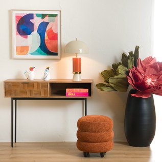 Console en bois, lampe et pouf en boutique