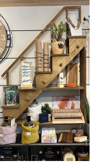 Présentoir à bijoux en escalier de la boutique
