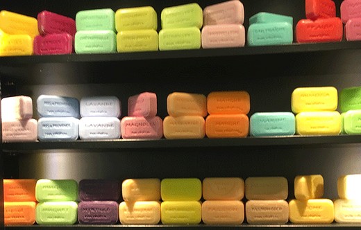 Savonnerie : savons artisanaux colorés en rayon